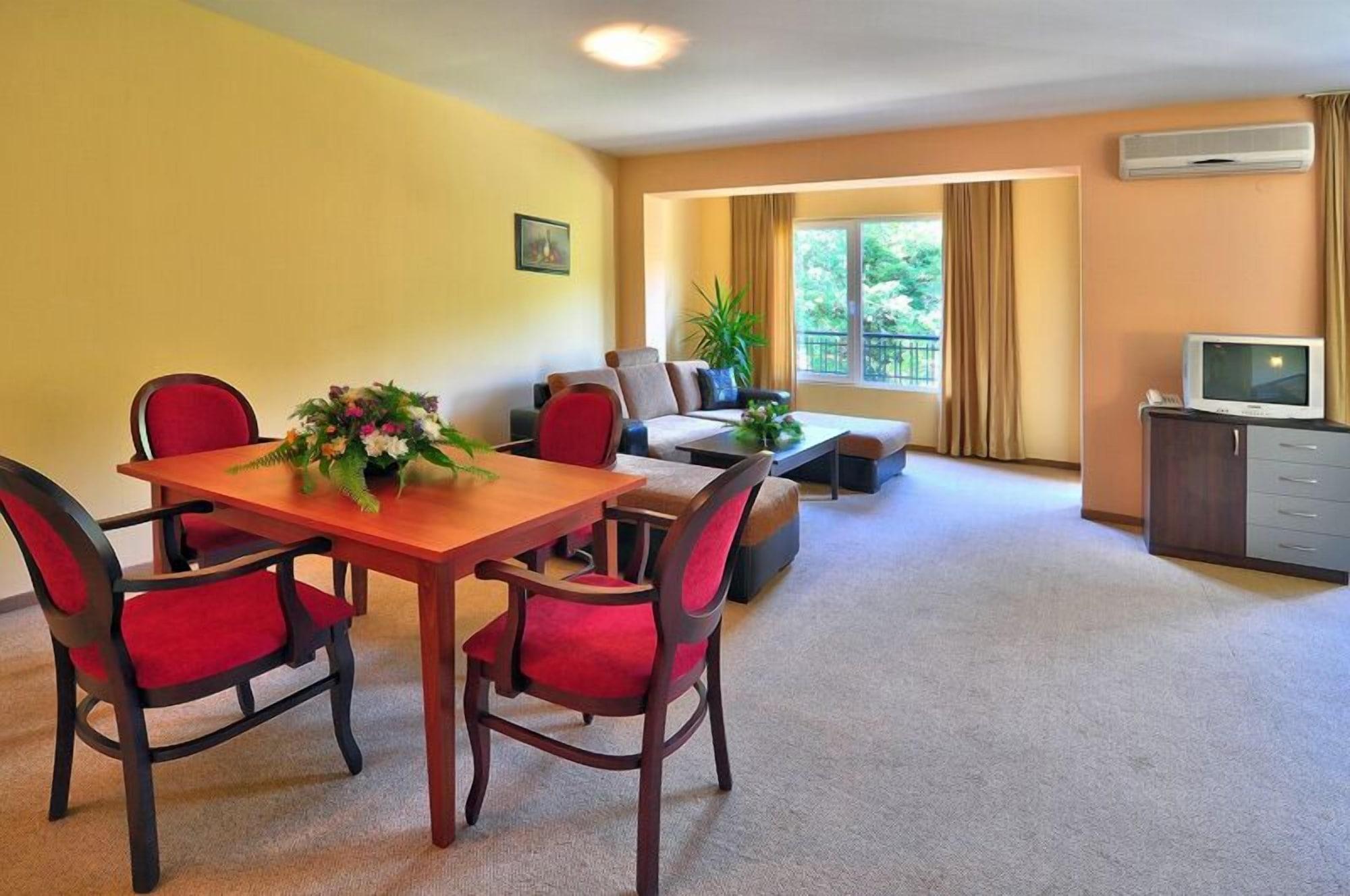 Paradise Park Aparthotel 3*