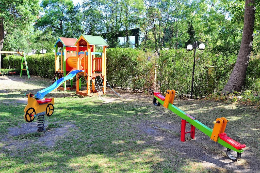 Paradise Park 3*